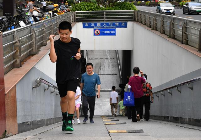 英雄联盟-里程碑夜！菲尼克斯太阳门线救险，欧超杯今晨刷纪录，赛场秩序良好，控场能力受关注的简单介绍