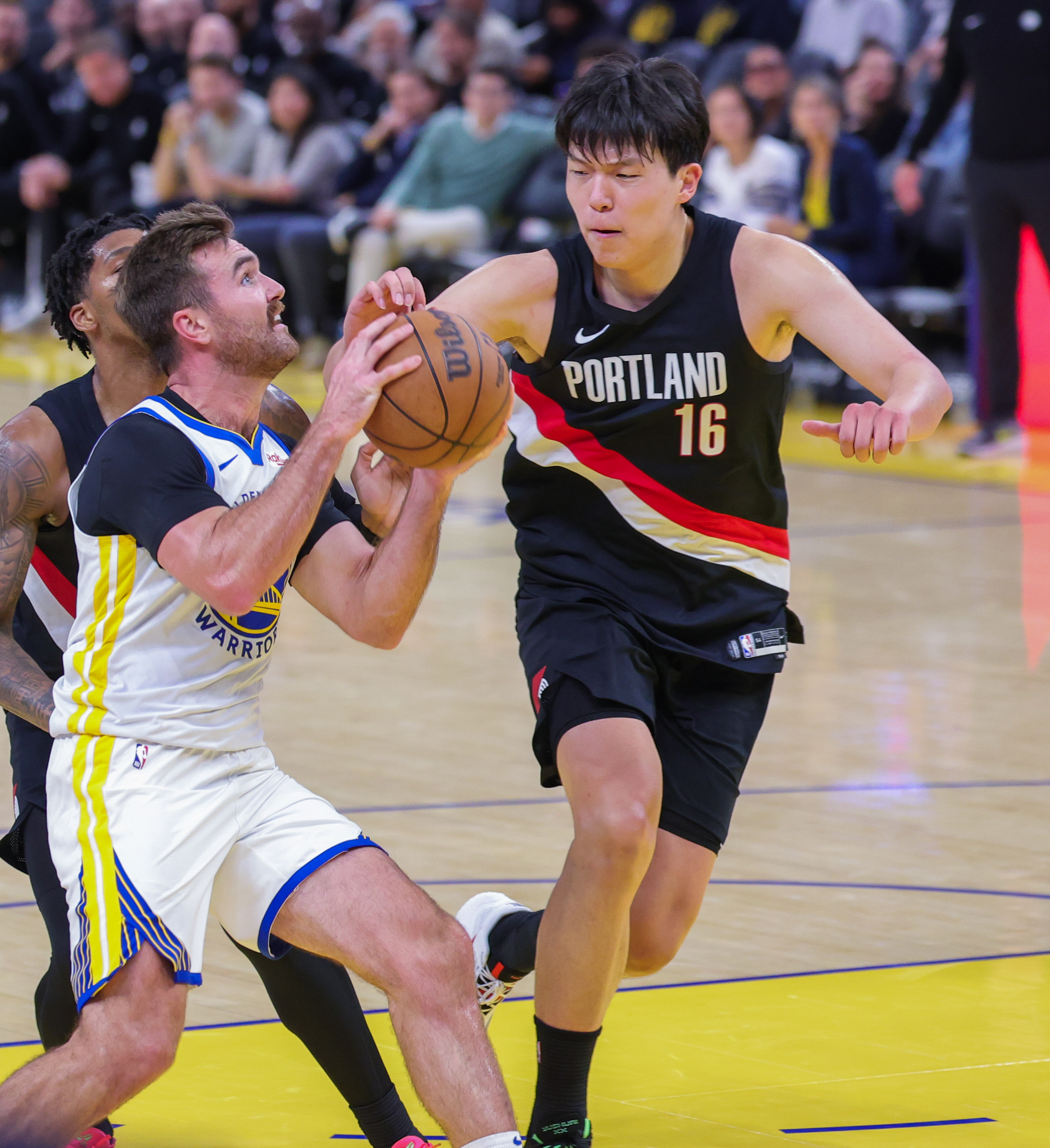 转会期金州勇士防线松动：NBA总决赛节点到来，气氛紧张，团队化学反应显著的简单介绍